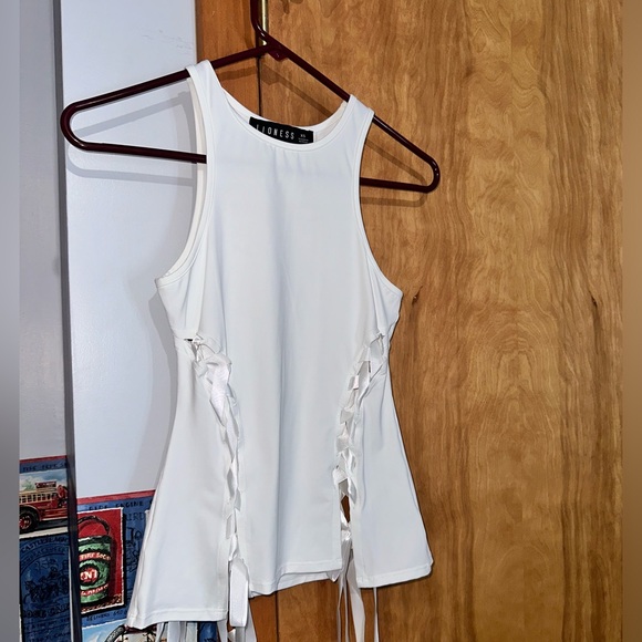 Lioness White Tank - Picture 2 of 3